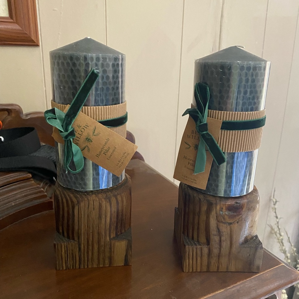 Pedestal candle holder with candle